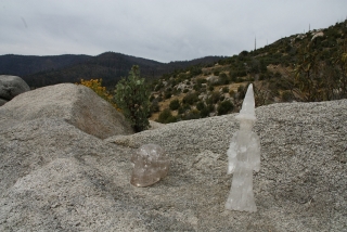 Vor einem majestätischen Berg bilden in diesem Reisebericht zwei Kristalle, geschmückt mit der mystischen Schönheit des Kristallschädels, eine fesselnde Szene.